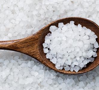 مصرف نمک زیاد می تواند چه خطراتی را برای افراد داشته باشد.