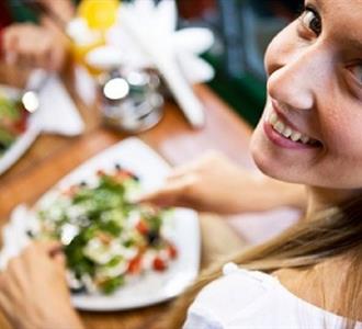 تغذیه مناسب زنان در گروه های سنی مختلف باید چگونه باشد؟